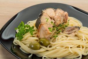 pasta con salmone su il piatto e di legno sfondo foto