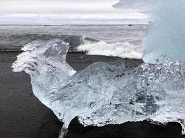 pezzi di glaciale ghiaccio lavato a terra a diamante spiaggia, Islanda foto