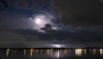 fulmine tempesta al di sopra di argento lago foto