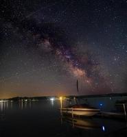 via Lattea galassia al di sopra di vetroso sciare lago foto