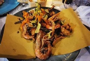 misto fritte pesce piatto cucinato nel un' ristorante nel il occidentale ligure Riviera nel il estate di 2022 foto