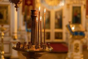 Chiesa ortodossa. cristianesimo. decorazione d'interni festiva con candele accese e icona nella tradizionale chiesa ortodossa alla vigilia di pasqua o natale. religione fede pregare simbolo. foto