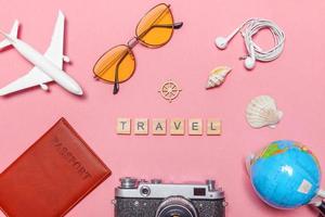minimo semplice piatto posare viaggio avventura viaggio concetto su rosa pastello di moda moderno sfondo foto