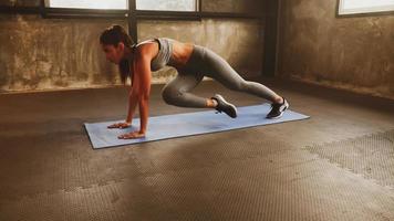 attraente donna fare esercizio nel il palestra. foto