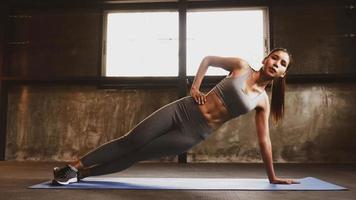 attraente donna fare esercizio nel il palestra. foto