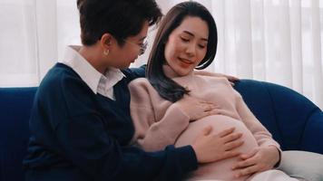 incinta asiatico lesbica donna e sua compagno siamo contento per trascorrere tempo insieme a casa. foto