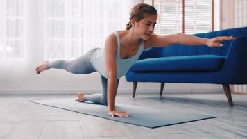 asiatico incinta donna fare yoga esercizi a casa. foto