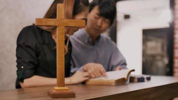 giovane missionario è dando Bibbia consigli per giovane donna nel Chiesa. foto