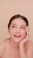 bellissimo viso di asiatico giovane donna con naturale pelle. ritratto di attraente ragazza con morbido trucco e perfettamente bellissimo pelle. foto