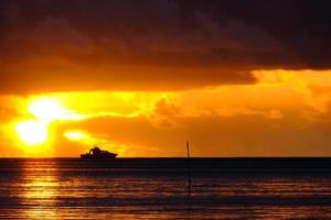 yacht nel silhouette a tramonto foto