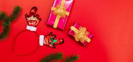 Natale sfondo concetto. superiore Visualizza di Natale regalo scatola oro palle con abete rosso rami, Natale fascia per capelli foto