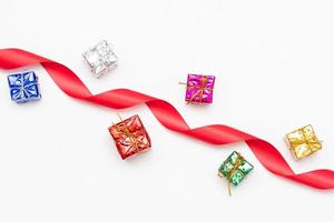 allegro Natale carta fatto di abete rami, regalo scatole, rosso decorazione, scintille e coriandoli su bianca sfondo. foto