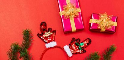 Natale sfondo concetto. superiore Visualizza di Natale regalo scatola oro palle con abete rosso rami, Natale fascia per capelli foto