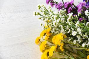 mazzo fresco primavera colorato fiore con giallo mamma , margherita viola e bianca fresa fiori foto