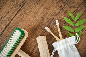 zero rifiuto bagno uso Di meno plastica concetto pavimento spazzola , bambù spazzolino e cotone stoffa Borsa eco foto