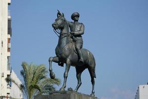 Izmir ataturk monumento nel repubblica quadrato, smirne, turkiye foto