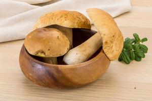 boletus fungo nel un' ciotola su di legno sfondo foto