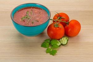 gaspacho nel un' ciotola su di legno sfondo foto