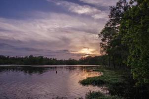 un' silenzioso sera durante tramonto a il lago. foto