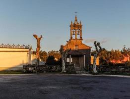 un' a distanza Chiesa su un' villaggio di Spagna foto