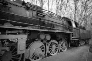 vapore locomotiva nel nero bianca, parcheggiata a un' terminale stazione. storico foto