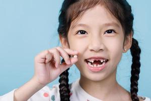 7 anni vecchio bambino ha perdere dente, odontoiatria e Salute cura concetto foto