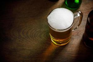 bicchiere di leggero birra con Grano su il bar contatore, copia spazio per il tuo testo foto