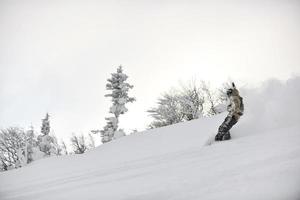 sciatori su montagna foto