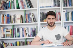 alunno studia nel scuola biblioteca foto