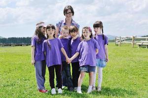 gruppo di bambini felici con insegnante in natura foto