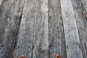 vecchio legna sfondo con piede foto