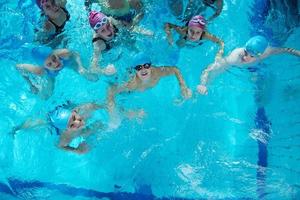 contento bambini a nuoto piscina foto