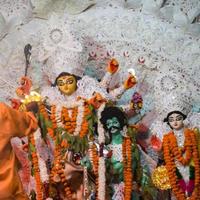 dea durga con aspetto tradizionale in vista ravvicinata in un sud kolkata durga puja, durga puja idol, un più grande festival navratri indù in india foto