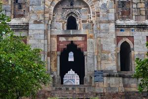 architettura mughal all'interno dei giardini di lodhi, delhi, india, si dice che la moschea del venerdì per la preghiera del venerdì, la moschea a tre cupole nel giardino di lodhi, sia la moschea del venerdì per la preghiera del venerdì, tomba del giardino di lodhi foto