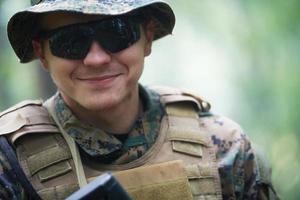 militare soldati nel campo foto