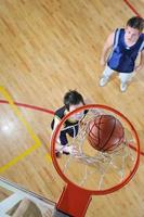 giocando pallacanestro Visualizza foto