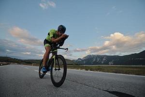 bici da corsa per atleta di triathlon foto