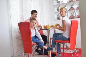 famiglia avere salutare prima colazione a casa foto