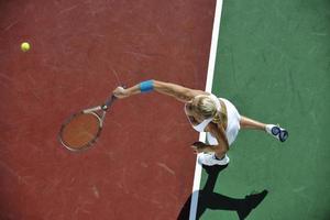 giovane donna giocare a tennis foto