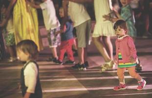 poco ragazza danza nel il bambini discoteca foto