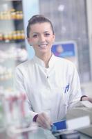 farmacista chimico donna in piedi nel farmacia farmacia foto