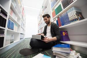 alunno studia nel scuola biblioteca foto