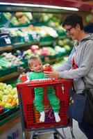 madre con bambino nel shopping foto