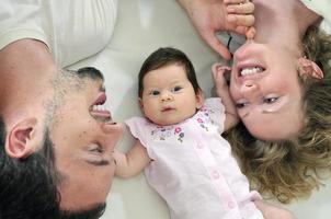 interno ritratto con contento giovane famiglia e carino poco bambino foto