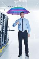 uomo d'affari hold ombrello nel server camera foto