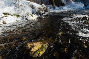 ghiaccio del torrente invernale foto