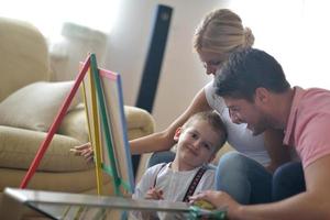 famiglia disegno su scuola tavola a casa foto