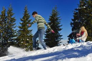 famiglia avendo divertimento su fresco neve a inverno vacanza foto