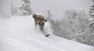 sciatore su montagna foto