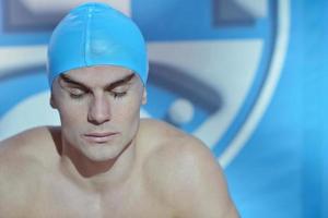 nuotatore nel piscina foto